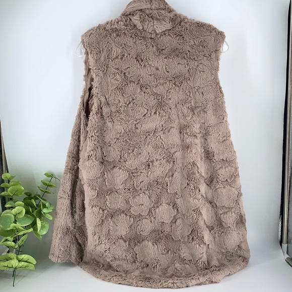 New Boutique Taupe Silky Soft Thick Faux Fur Vest - Picture 4 of 5